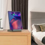 4smarts VoltDock-ladestation i gunmetal holder en tablet oprejst på et natbord under opladning.