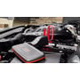 OSRAM BATTERYstart 200 ligger i bilens motorrum med startkablerne ført hen til batteriet.