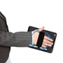 4smarts Rugged Case Grip sort iPad cover holdt i en hånd med håndledsremmen aktivt brugt.