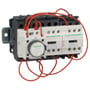 Schneider Electric Y/D-starter 25kW 24V AC i sideprofil, viser komponenterne og forbundne ledninger.