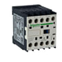 Schneider Electric TeSys K kontaktor 12A, 3P+1NC, 24VDC spole, set fra siden med mærkat på venstre side og tilslutningsterminaler øverst og nederst.