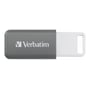 Nærbillede af Verbatim DataBar USB 2.0 Drive i grå, med den hvide hætte skubbet tilbage, vist på sort baggrund.