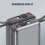 Toppen af 4smarts Pocket Dual Cord powerbank viser display, porte og indbyggede kabler på to spacegrey enheder.