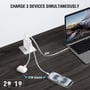 4smarts PDPlug Slim 65 W GaN-vægoplader forbundet til computer, telefon og øretelefoner for at vise opladning af tre enheder.