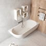 Ideavit Solidnova 180x80 cm badekar i hvid solid surface monteret mod væg, med hylder og håndklæder.