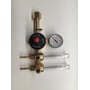 Aga Ryval Argon regulator med to flowmetre og trykmåler isoleret på hvid baggrund, viser detaljer af messingbeslag.