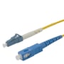 LC- og SC-stikkene på den gule OS2-simplex-fiberkabel ses tæt på med kabelendernes beskyttelseshætter.
