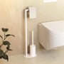 Cosmic fritstående toiletbørste og papirholder i mat hvid, placeret ved siden af et væghængt toilet med en grøn plante i forgrunden.