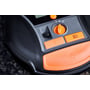 Nærbillede af Osram TYREinflate 6000 dækoppumperens kontrolpanel, der viser de orange knapper og den sorte drejeknap til indstilling.