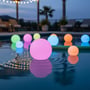 Forskellige RGBW LED kugler flyder i en pool om aftenen med varierende farver. Kuglerne er IP66-klassificerede og kan styres med fjernbetjening.