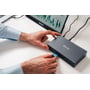 Nærbillede af hænder, der isætter et SD-kort i en Verbatim USB-C Pro Docking Station CDS-17.