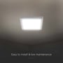 Den hvide V-TAC LED-loftslampe lyser monteret i loftet, set nedefra med den kvadratiske lysflade synlig.
