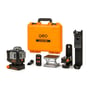Geo-FENNEL AXEO4D grøn multilinielaser med fjernbetjening, holder, adapter, platform og orange transportkuffert.