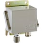 Danfoss CAS pressostat med et kompakt og robust design, monteret på en gylden metalplade med to skruer.