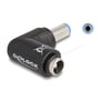 DeLock DC-adapter med 5,5 x 2,1 mm stik fra modsatte vinkel, med hanstikkets midterstift og hunåbningen synlige.