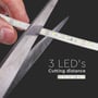 V-TAC LED-strip med klar beskyttelseskappe klippes med en saks ved markeringen mellem LED'erne.