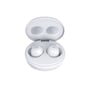 De hvide JVC Gumy Mini True Wireless earbuds er sat i et åbent hvidt opladeretui, vist fra oven med L og R markeringer.