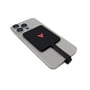 Verbatim SnapBack Ultra Slim ekstern SSD på 512 GB sidder magnetisk fast på bagsiden af en smartphone.