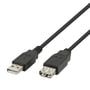 Deltaco USB-A-forlængerkabel i sort set skråt, hvor hanstikket og hunstikkets åbning ses tydeligt.