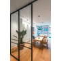 SLV indbygningsskinne til 1-faset skinnesystem er indbygget langs loftet i et lyst spiserum med spotlamper.