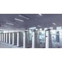 Philips CoreLine Tubular WT210C LED-industriarmaturer lyser i loftet over adgangssluser i et moderne lokale.