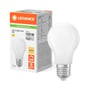 LEDVANCE LED-standardpære med E27-sokkel står ved siden af emballagen, der viser 1521 lm og 3000 K.