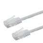 RJ45-stikkene med hvide kabelaflastninger på det hvide U/UTP Cat6 AWG28 patchkabel ses tæt på.