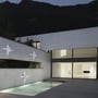 V-TAC LED-væglamper lyser på ydermuren ved en moderne bolig med terrasse og pool.