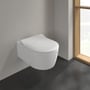 Villeroy & Boch Avento-toilet monteret på væggen i et gråt badeværelse ved siden af et vindue.
