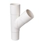 Nærbillede af Plastmo hvidt grenrør, der viser samlingen af de to rør med en 60 graders vinkel.