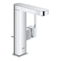 Grohe Plus M-Size håndvaskarmatur i krom med 1-grebs betjening og løftestang til bundventil, vist på hvid baggrund.