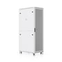 Ubiquiti 42U rackskab set skråt bagfra med perforeret sidepanel og glat bagpanel med låse.