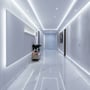 Lang gang med elegant V-TAC LED lysliste installeret langs gulv og loft for indirekte, kold hvid belysning.
