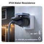 Aqara Outdoor Plug H2 EU sidder i en udendørs stikkontakt i regnvejr med beskyttelseslåg over.