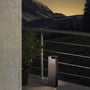 EGLO Doninni 1 udendørs stander i grå metal med en højde på 40 cm, placeret udendørs om natten.