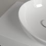 Kanten og den glatte, hvide inderside på Villeroy & Boch Artis 4179 håndvask ses tæt på.