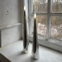 Veli Line julelysestage med to forkromede sølvfarvede LED-lys står tændt i en vindueskarm.