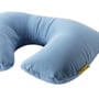 Nærbillede af Travel Blue Ultimate Pillow nakkepuden, der viser det bløde lyseblå stof og den gule Travel Blue mærkat.