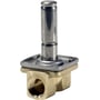 Danfoss magnetventil EV220B, NO, G 3/8, messing hus med servostyret aktuator på hvid baggrund.