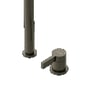 Lavabo Alkymist 788 RS Square køkkenarmatur i bronze med separat greb, vist tæt på armaturets betjening.