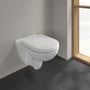 Villeroy & Boch O.Novo væghængt toilet med hvidt sæde monteret på en badeværelsesvæg ved et vindue.