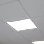 V-TAC LED-panel på 60 x 60 cm lyser som en del af et nedhængt loft med loftplader.