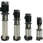 Fire Grundfos CR pumper af forskellige størrelser opstillet side om side på en hvid baggrund.
