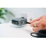Et USB-C-stik fra Verbatim Sync & Charge-kablet sættes i en oplader, mens ledningen løber ud af billedet.