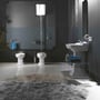 Lavabo Contea Retro High gulvstående toilet med høj cisterne står i et mørkt badeværelse ved siden af bidet og håndvask.