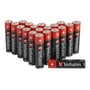 En samling af 20 Verbatim Alkaline AA LR6 batterier på 1.5V, arrangeret i en klynge med en enkelt batteri liggende foran.