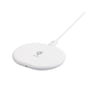 Skråt billede af den hvide Deltaco trådløse oplader med tilsluttet USB-C kabel.