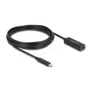 DeLock aktivt sort USB-C-forlængerkabel på 5 meter ligger oprullet med hanstik og hunstik synlige.