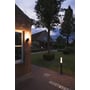 SLV APONI 120 LED-bedlampe lyser langs en brolagt havegang ved et hus med varm hvidt lys.