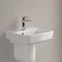Villeroy & Boch O.novo 45 cm håndvask i hvid porcelæn med firkantet design og krom vandhane monteret på en lysgrå væg.